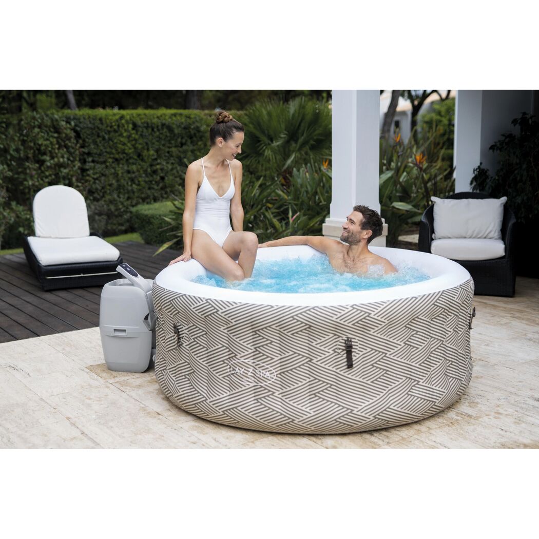Zwei Personen entspannen im Lay-Z-Spa Whirlpool.