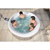 Vier Personen in einem Whirlpool im Freien