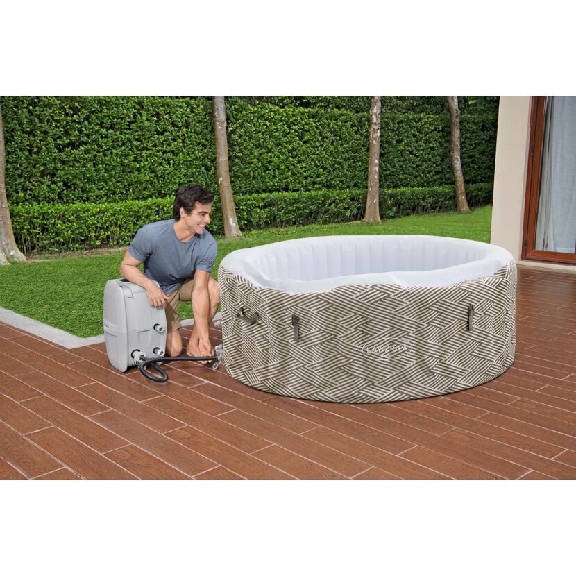 Person beim Aufbau eines Lay-Z-Spa Whirlpools