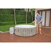 Person füllt einen Whirlpool mit einem Gartenschlauch.