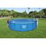 Zwei Personen decken einen blauen Bestway Pool ab.