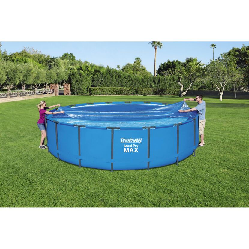 Zwei Personen decken einen blauen Bestway Pool ab.
