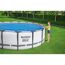 Person deckt einen Bestway Pool ab.