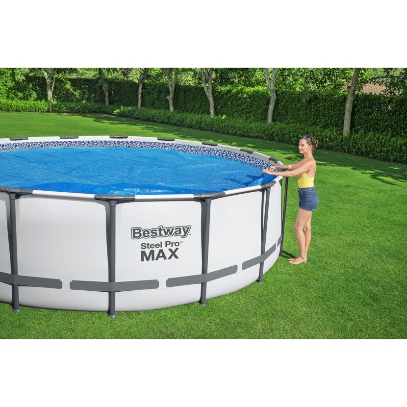 Person deckt einen Bestway Pool ab.