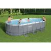 Familie im aufblasbaren Pool von Bestway