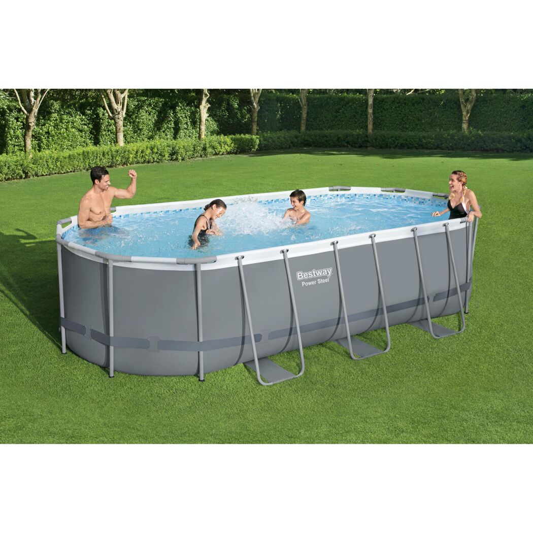 Familie im aufblasbaren Pool von Bestway