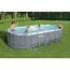 Familie im aufblasbaren Pool von Bestway