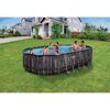 Familie im aufblasbaren Pool im Garten