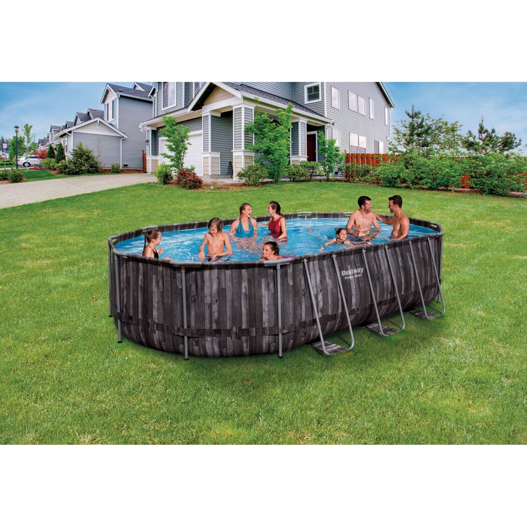 Familie im aufblasbaren Pool im Garten