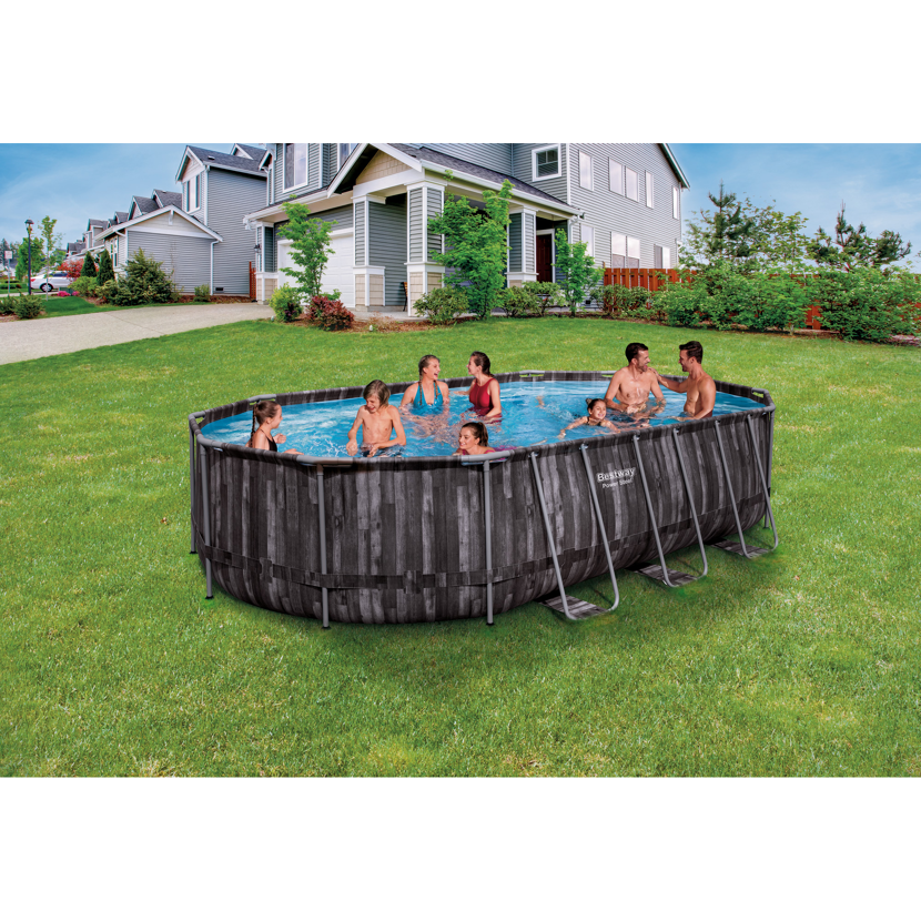 Familie im aufblasbaren Pool im Garten