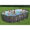 Mehrere Personen in einem ovalen Aufstellpool von Bestway