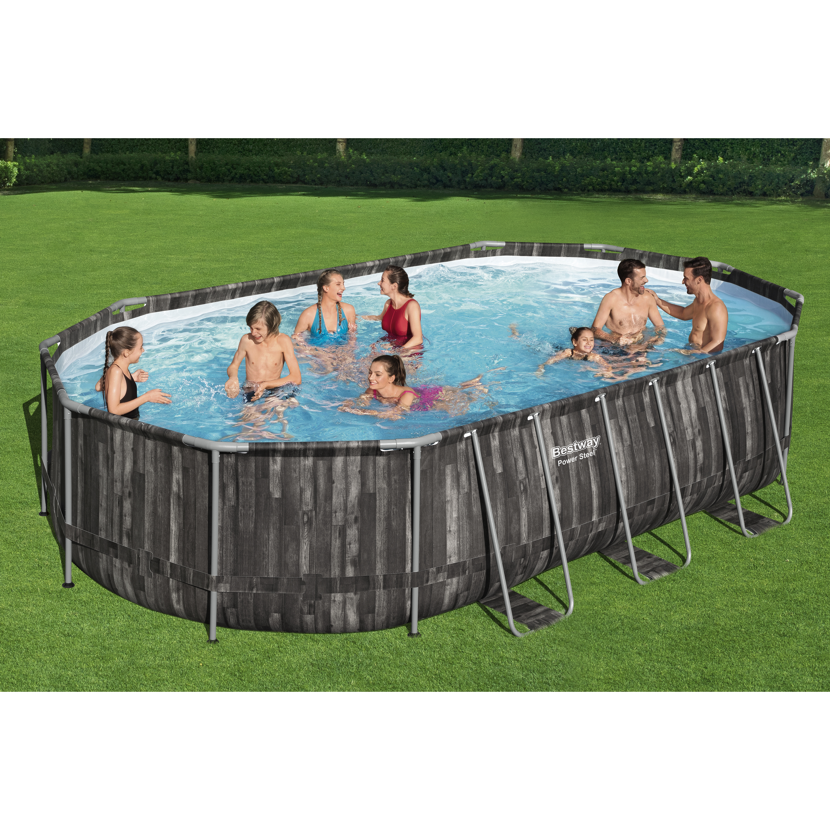Mehrere Personen in einem ovalen Aufstellpool von Bestway