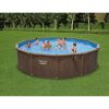 Mehrere Personen im Bestway Stahlwandpool Hydrium