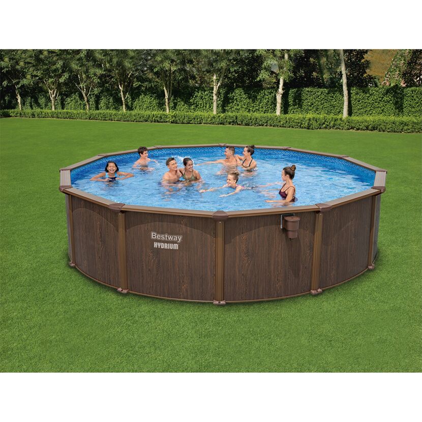 Mehrere Personen im Bestway Stahlwandpool Hydrium