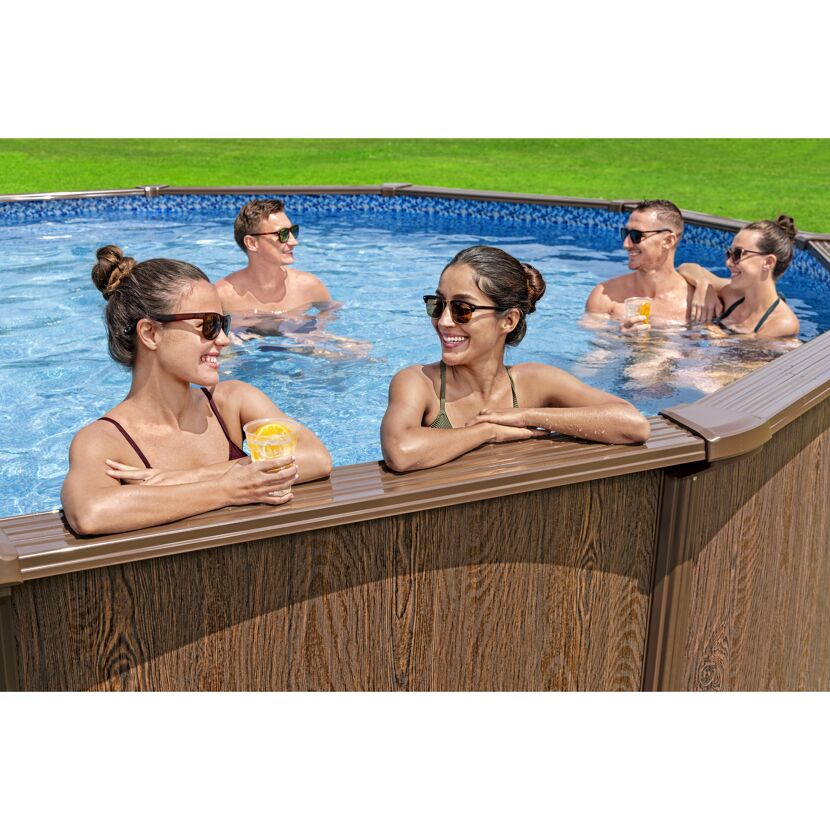 Gruppe von Personen entspannt in einem Stahlwandpool.