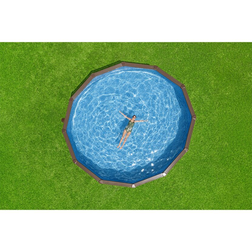 Person schwimmt in einem Stahlwandpool
