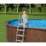 Person steigt Poolleiter in einen Stahlwandpool