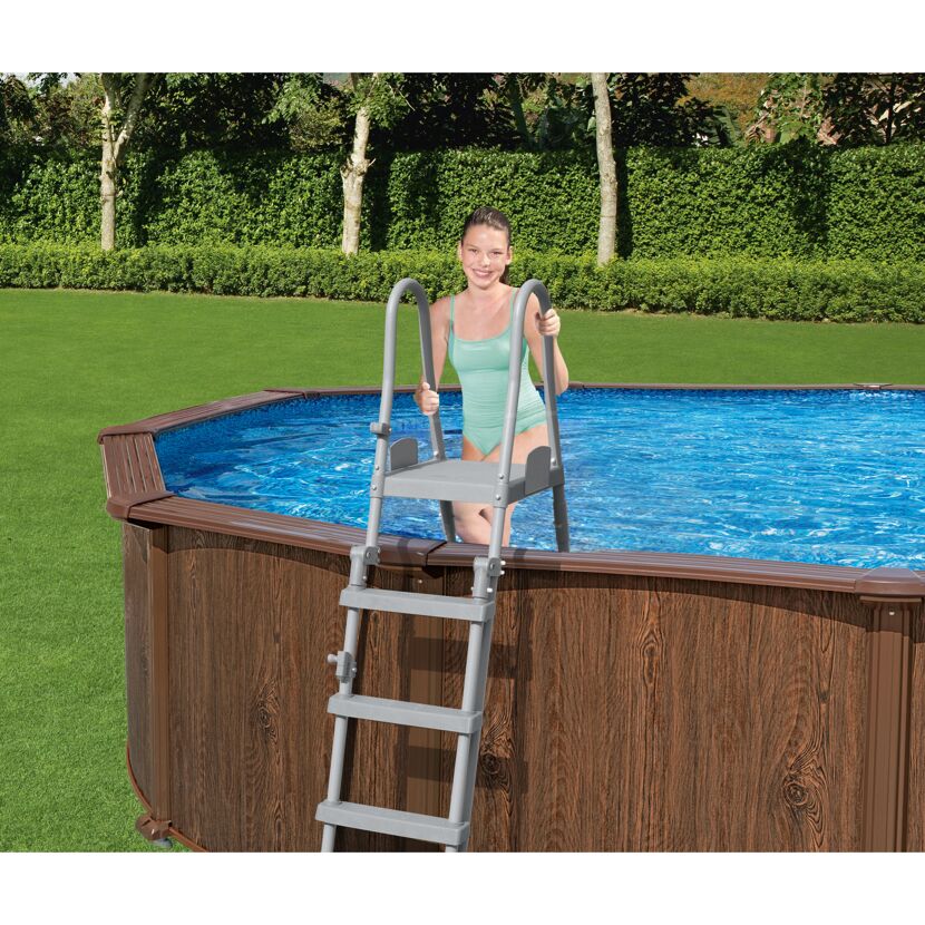 Person steigt Poolleiter in einen Stahlwandpool