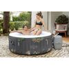 Zwei Personen entspannen im Lay-Z-Spa Aruba Whirlpool.