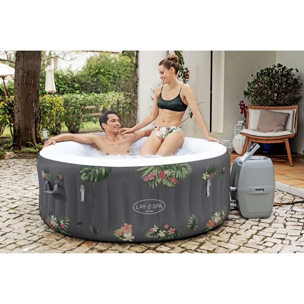 Zwei Personen entspannen im Lay-Z-Spa Aruba Whirlpool.