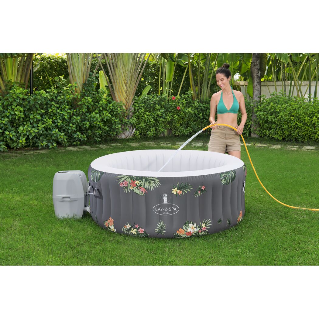 Person füllt einen Lay-Z-Spa Whirlpool mit einem Gartenschlauch.