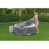 Person deckt einen Lay-Z-Spa Whirlpool ab