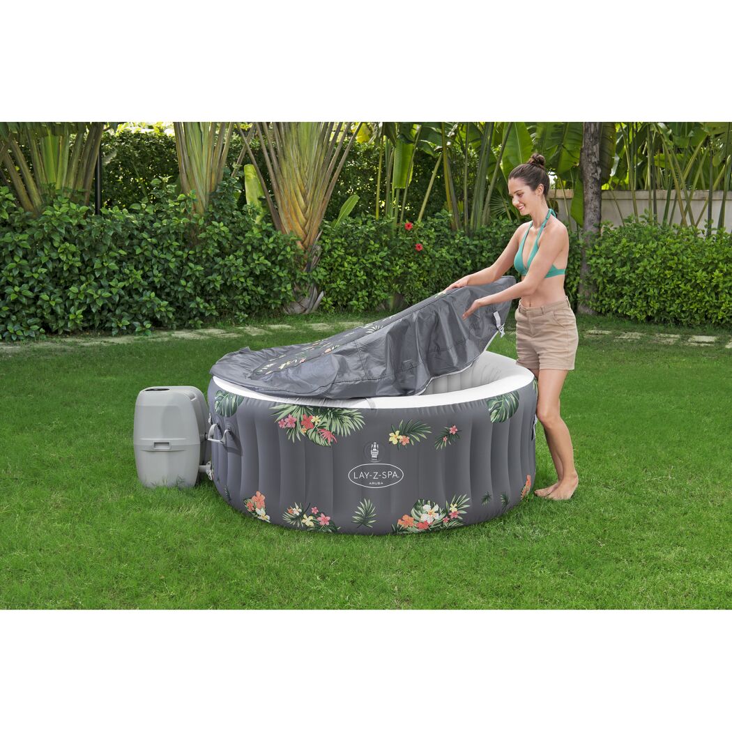 Person deckt einen Lay-Z-Spa Whirlpool ab