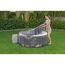 Person deckt einen Lay-Z-Spa Whirlpool ab