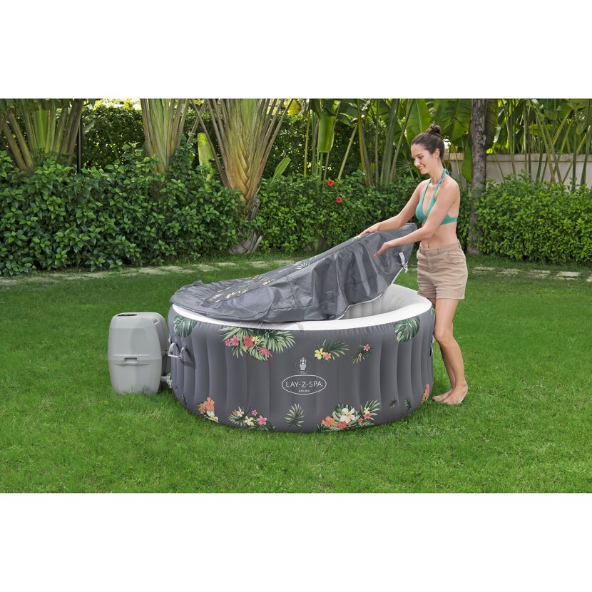 Person deckt einen Lay-Z-Spa Whirlpool ab