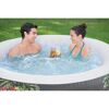 Zwei Personen entspannen im Whirlpool Aruba