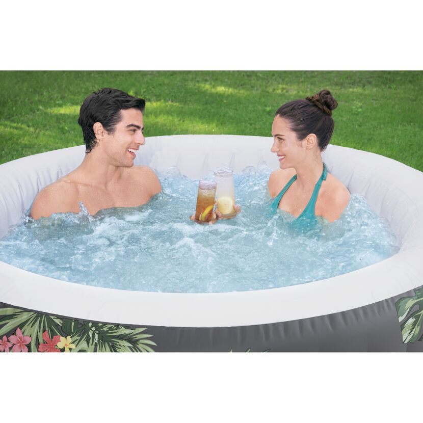 Zwei Personen entspannen im Whirlpool Aruba