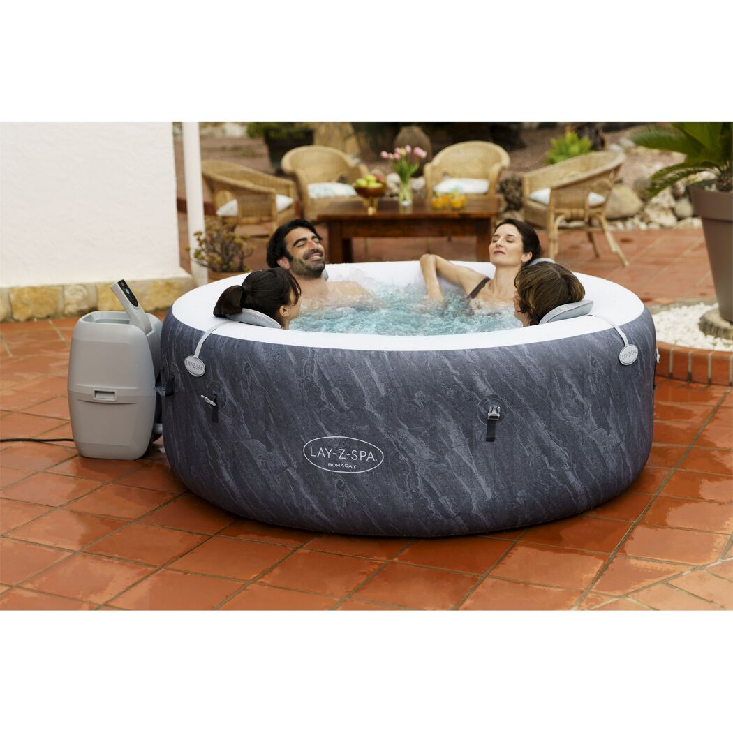 Familie entspannt im LAY-Z-SPA Whirlpool Boracay