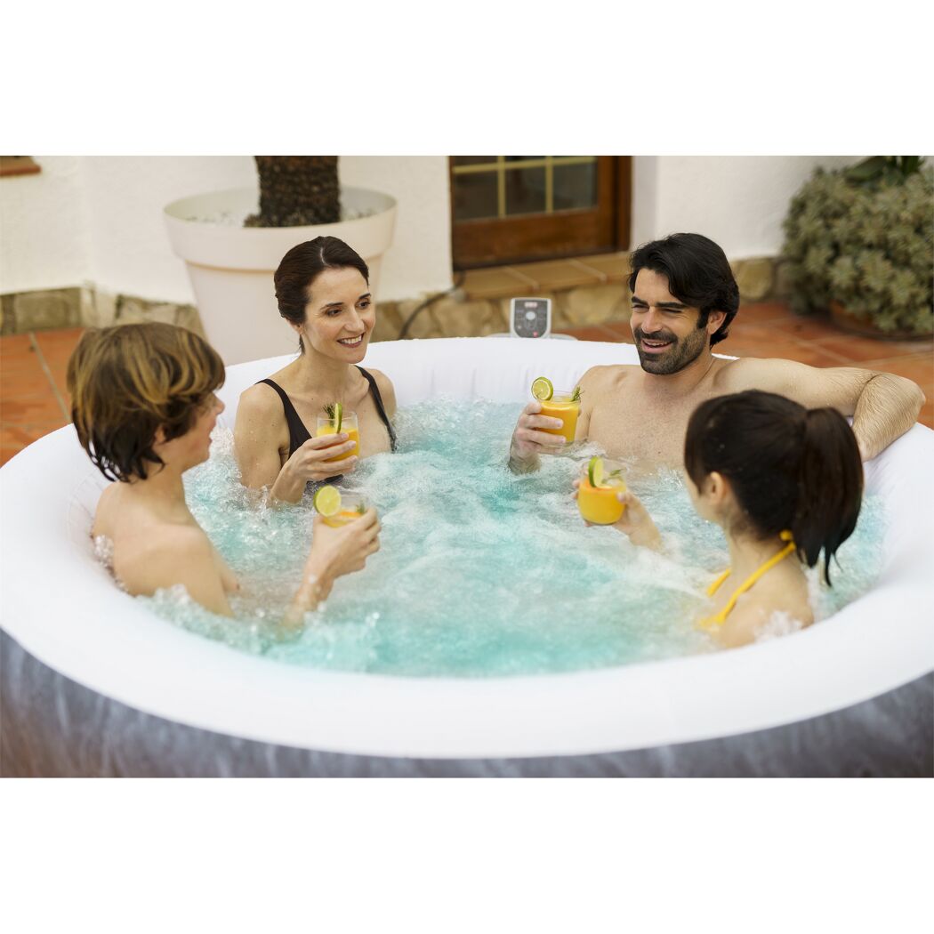 Familie im Whirlpool Boracay