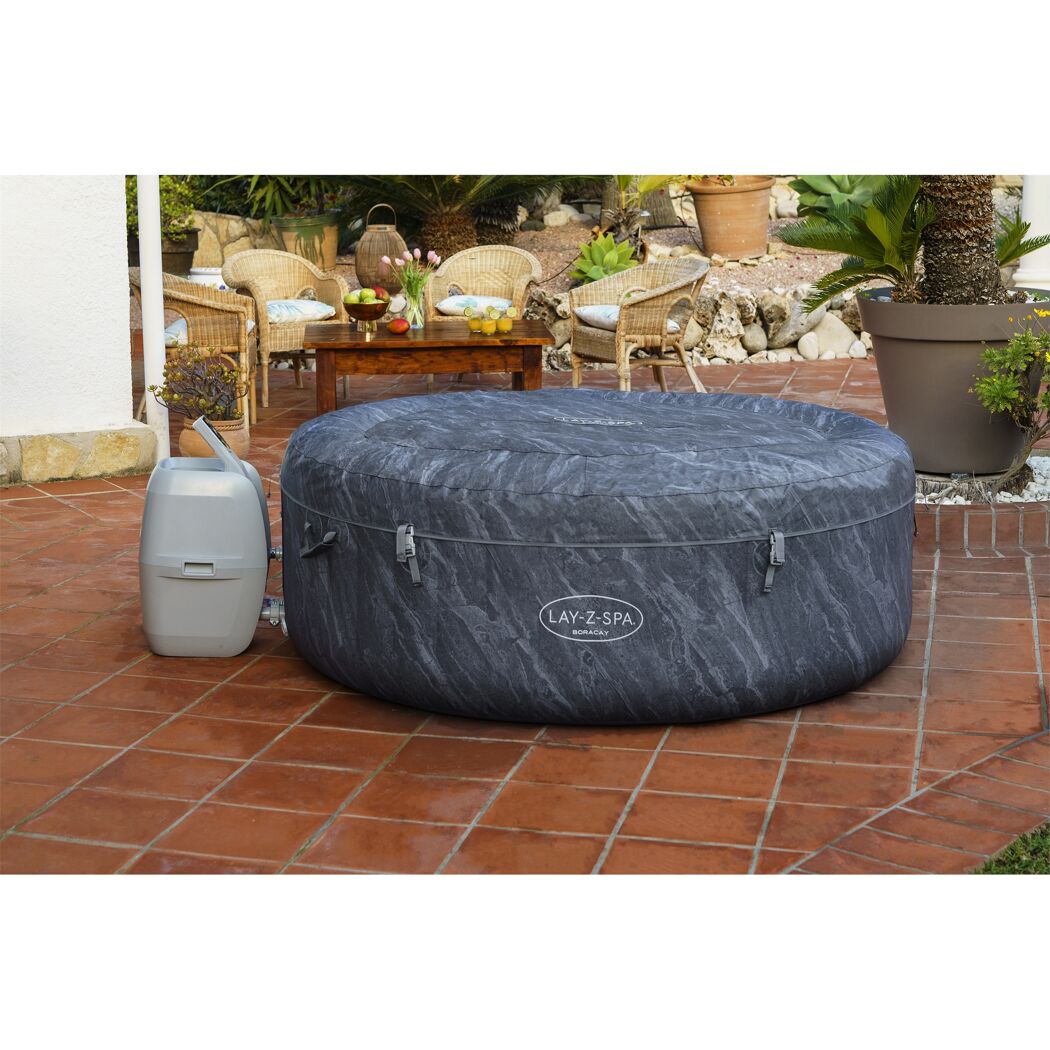Aufblasbarer Whirlpool LAY-Z-SPA Boracay auf einer Terrasse