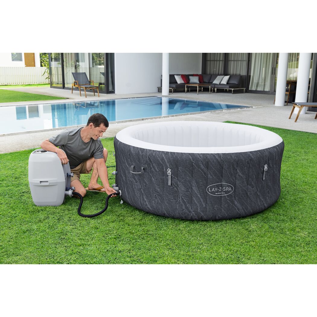 Person beim Aufbau eines Lay-Z-Spa Whirlpools