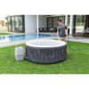 Person füllt einen LAY-Z-SPA Whirlpool mit einem Gartenschlauch.