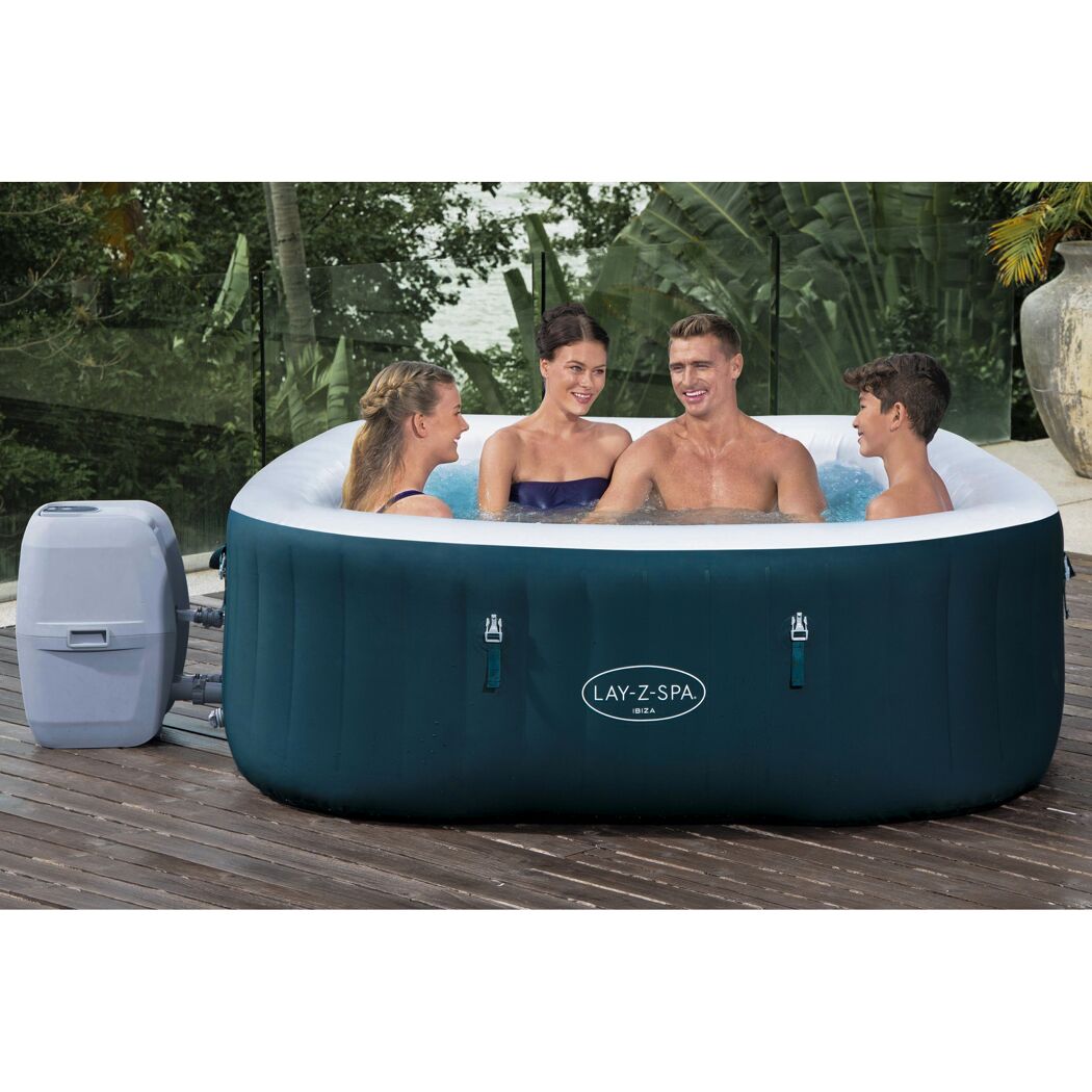 Familie im aufblasbaren Whirlpool Lay-Z-Spa Ibiza
