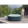 Person füllt einen LAY-Z-SPA Whirlpool mit einem Gartenschlauch