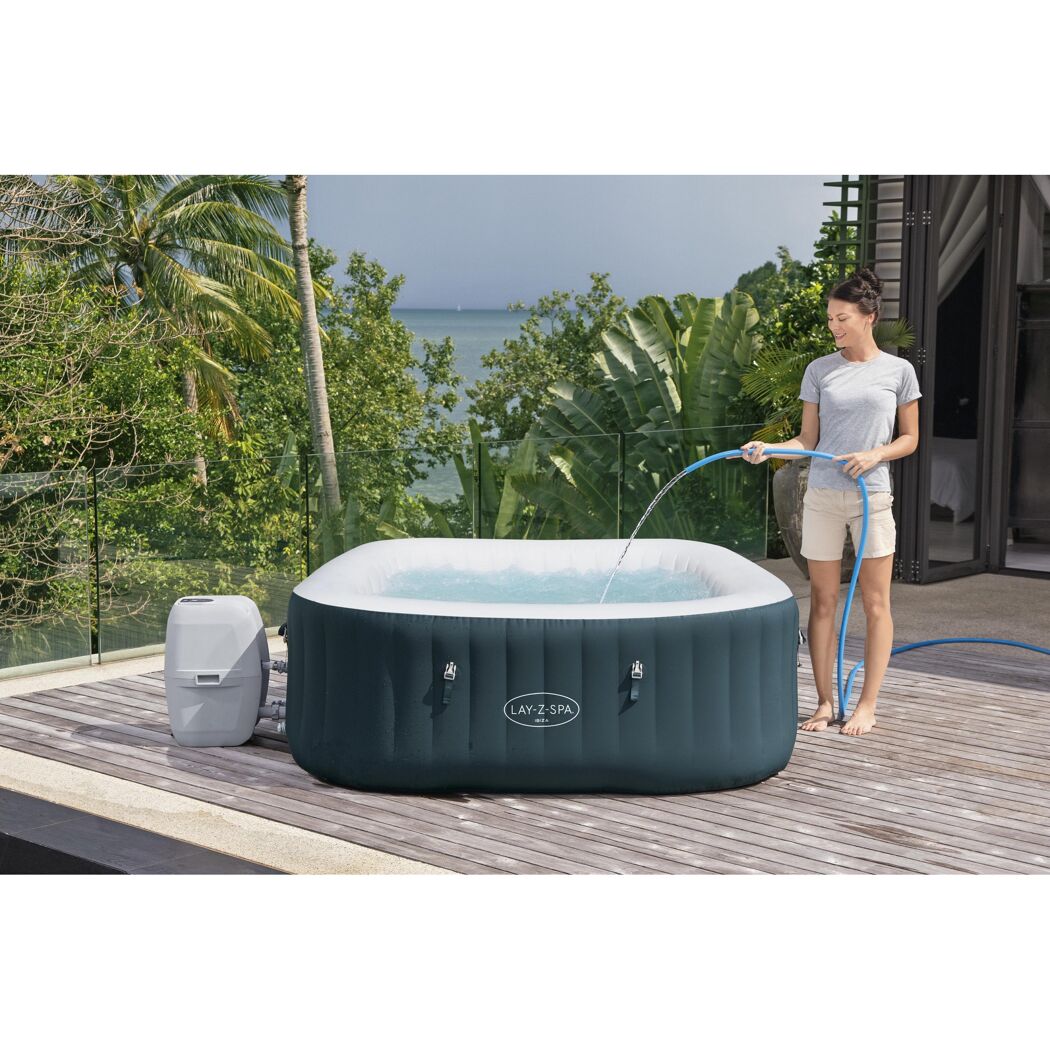 Person füllt einen LAY-Z-SPA Whirlpool mit einem Gartenschlauch