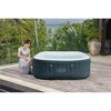 Person beim Aufbau eines Whirlpools Lay-Z-Spa Ibiza