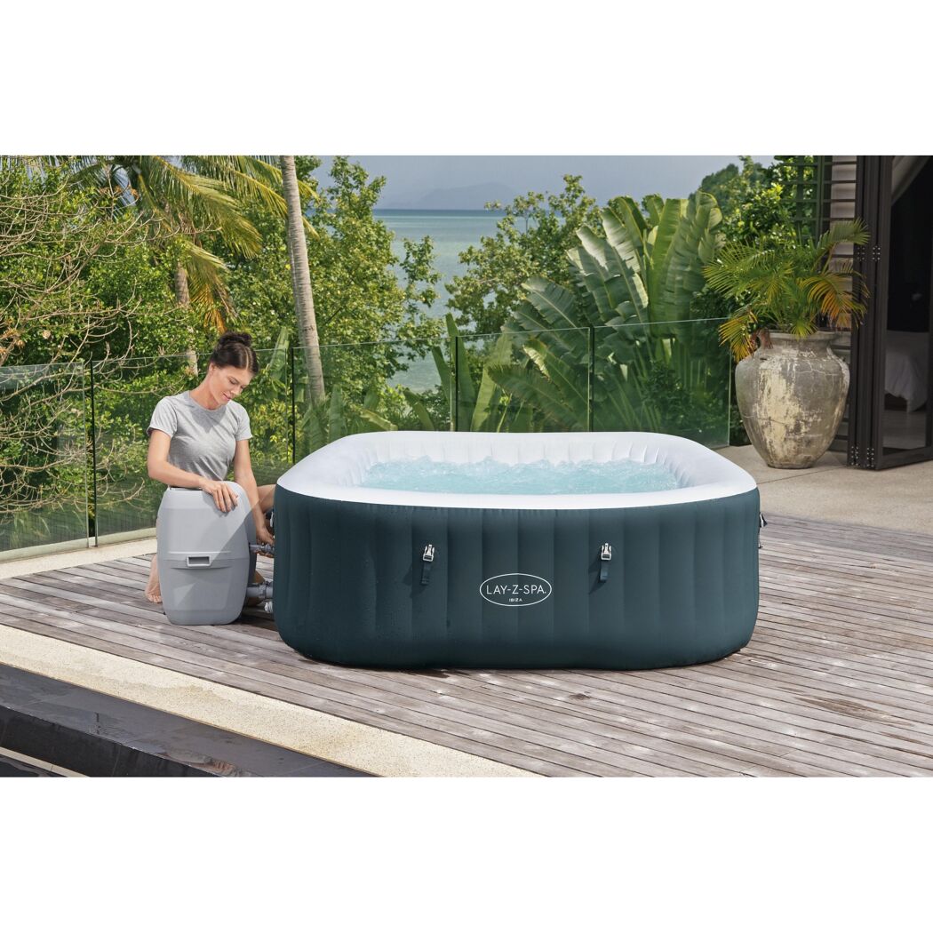 Person beim Aufbau eines Whirlpools Lay-Z-Spa Ibiza