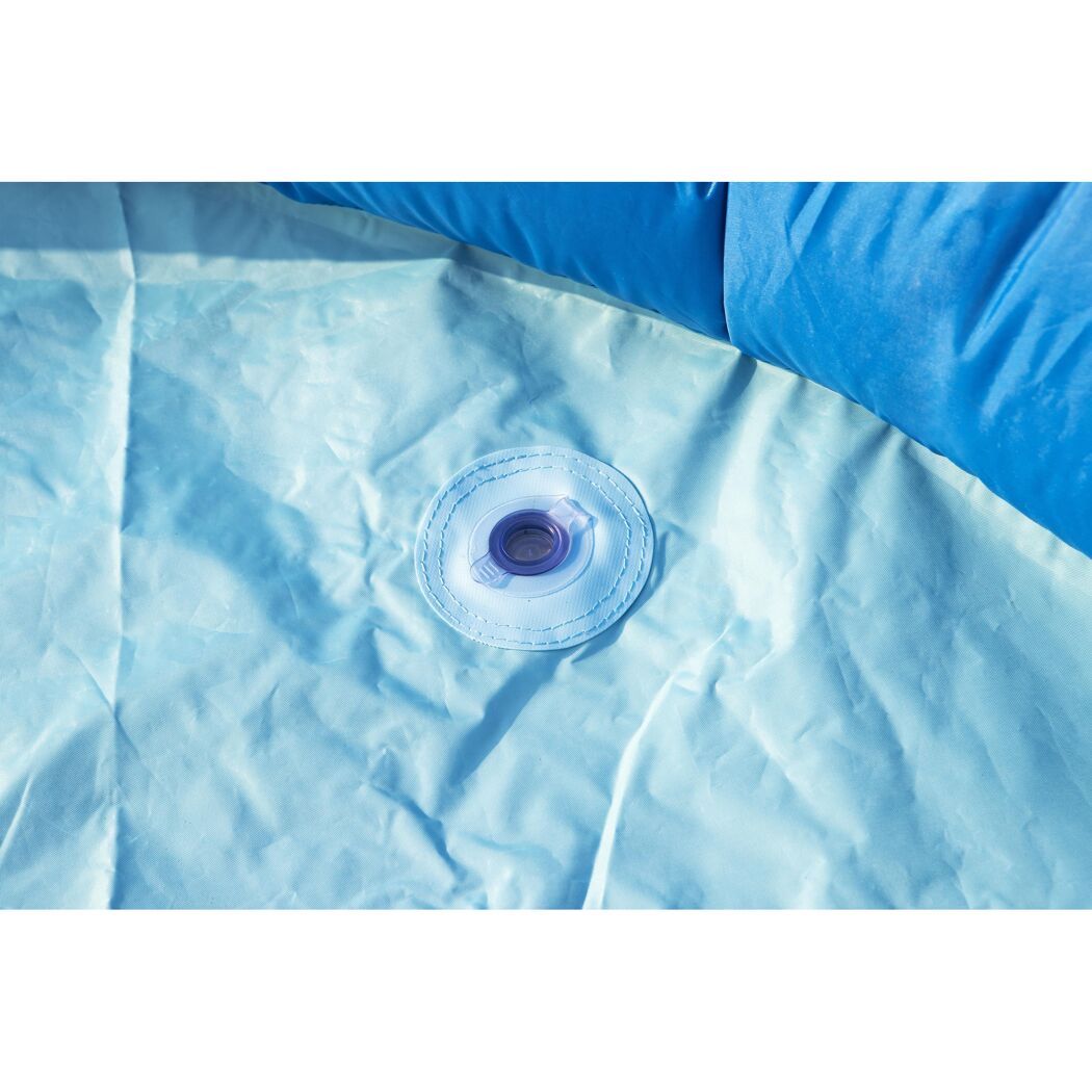 Blaues Planschbecken mit Ablassventil