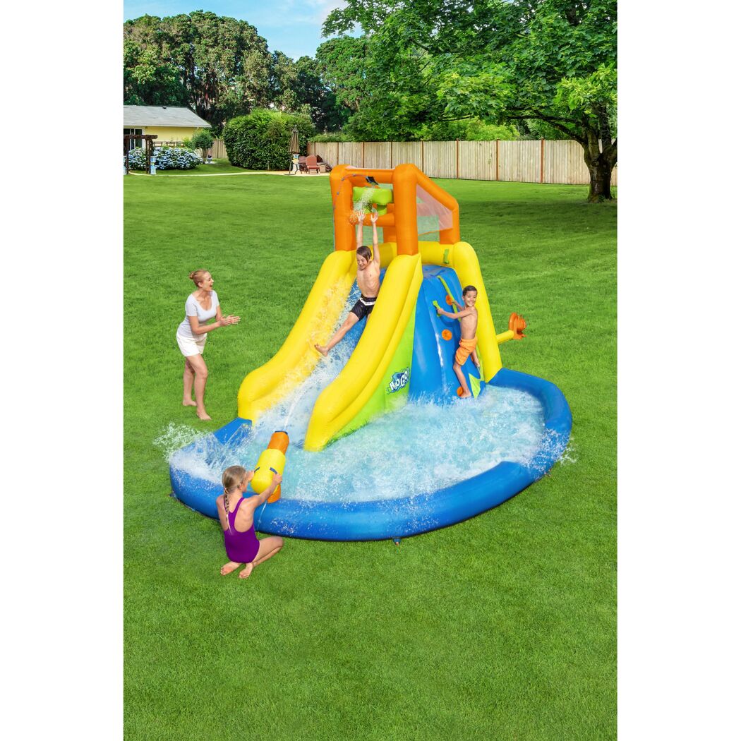 Kinder spielen in einem aufblasbaren Wasserpark.
