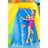 Kind klettert auf aufblasbare Wasserrutsche