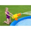 Kind mit Wasserspritze am Planschbecken