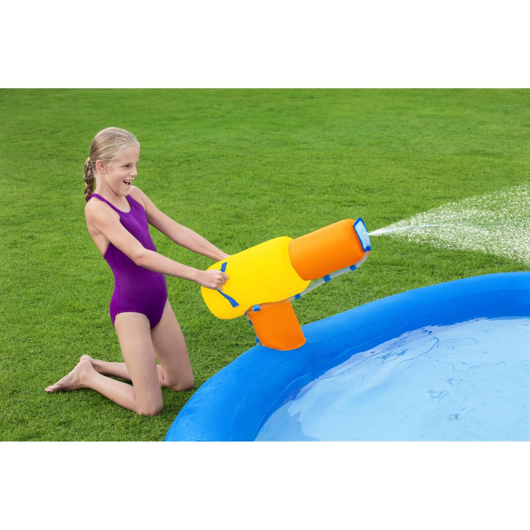 Kind mit Wasserspritze am Planschbecken