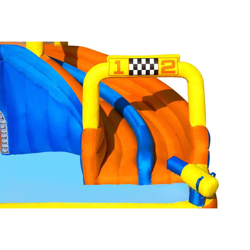 Aufblasbare Wasserrutsche mit Zielflagge