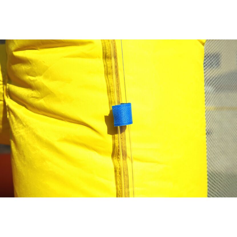 Blaues Klebeband an gelbem Schlauch.