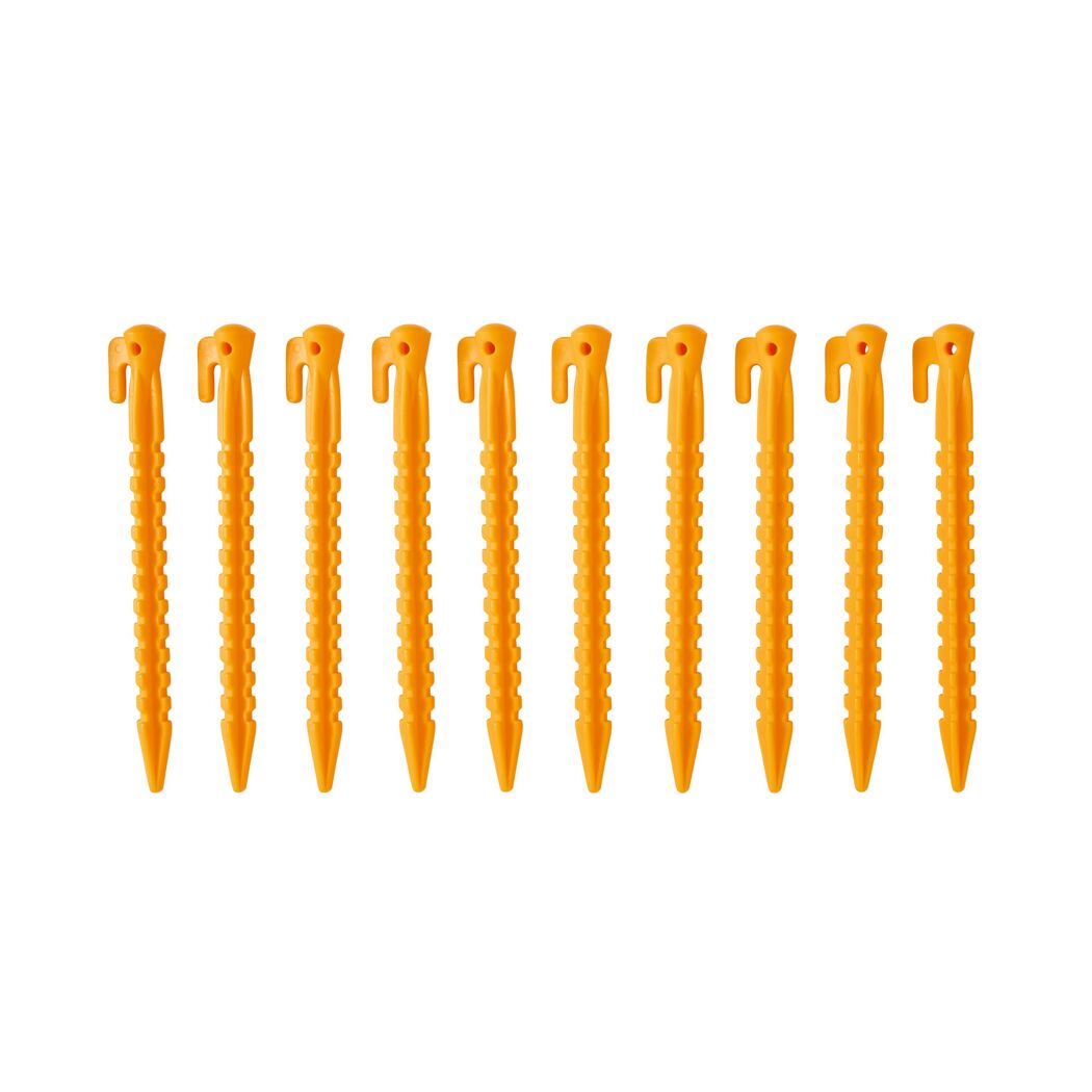Zehn orangefarbene Heringe in einer Reihe.