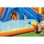 Drei Kinder spielen in einem aufblasbaren Wasserpark.